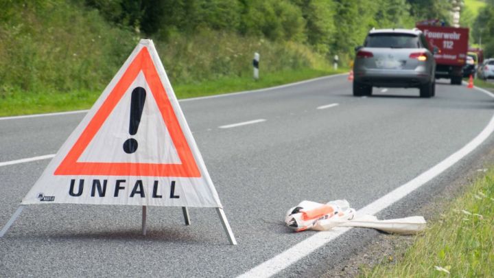 Motorradfahrer stürzt und verletzt sich schwer