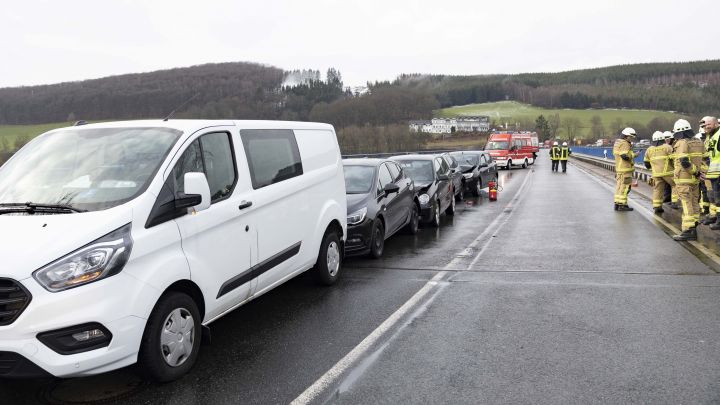 Fünf Fahrzeuge in Unfall auf L 512 mit vier Verletzten