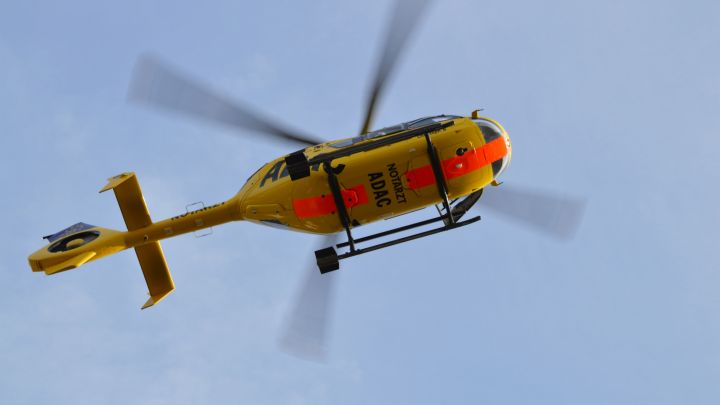 Motorradfahrer Prallt Gegen Baum Rettungshubschrauber Im