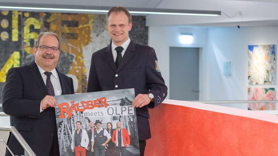 Mathias Kullick, Vorsitzender des Musikzugs (rechts), sowie Sparkassendirektor Dieter Kohlmeier freuen sich auf die Veranstaltung „Räuber meets Olpe“.