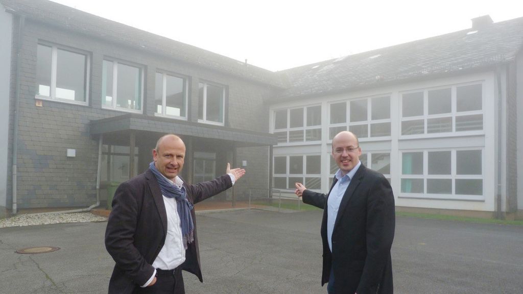 Bürgermeister Andreas Reinéry (links) und Kämmerer Tobias Middelhoff vor der ehemaligen Grundschule in Benolpe.