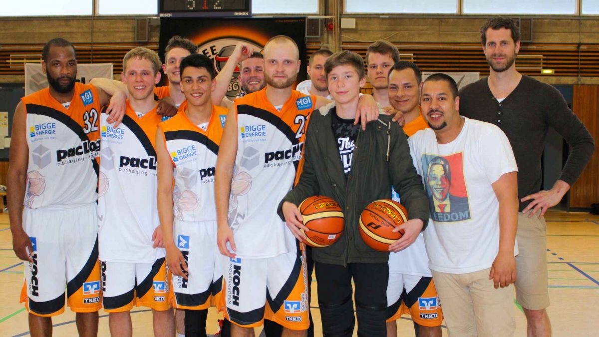 Wurde kürzlich offiziell verabschiedet: Basketball-Talent Saša Obradović (5. von rechts).