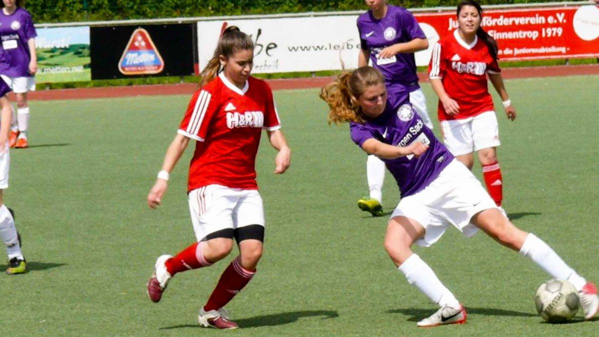Deniz Cakir vom FC Finnentrop (links) attackiert Viktoria Rottmann. von Wagner