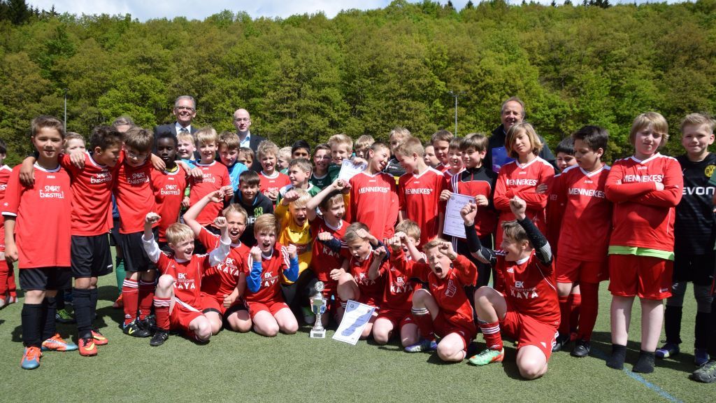 Nach dem Turnier stellten sich die Teams für ein gemeinsames Foto auf. Vorne der Turniersieger, die erste Mannschaft der Grundschule Welschen Ennest. von Prillwitz