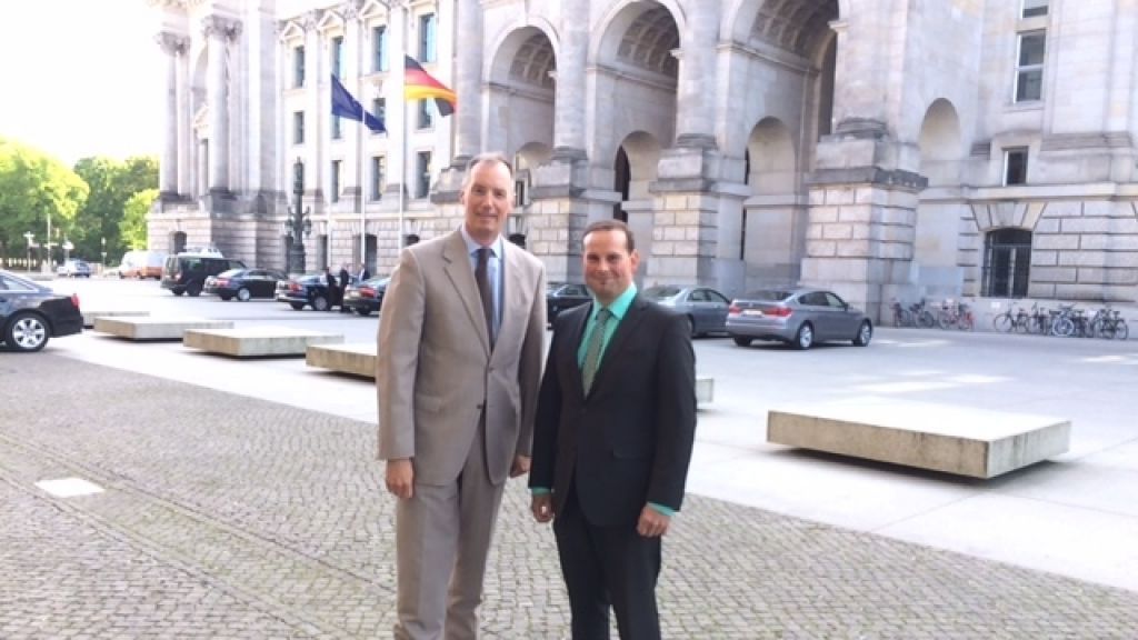 Dr. Matthias Heider (links) hatte den Drolshagener Unternehmer und Wirtschaftsjunior Hendrik Sasse zu Gast in Berlin.