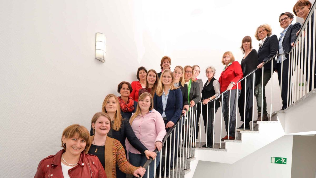 Auf den Stufen zum Erfolg: Sauerland Initiativ präsentiert im Rahmen des Mentoring-Projektes die ersten Tandems aus Mentorinnen und Mentees gemeinsam mit weiteren Projektbeteiligten. von Guido Raith