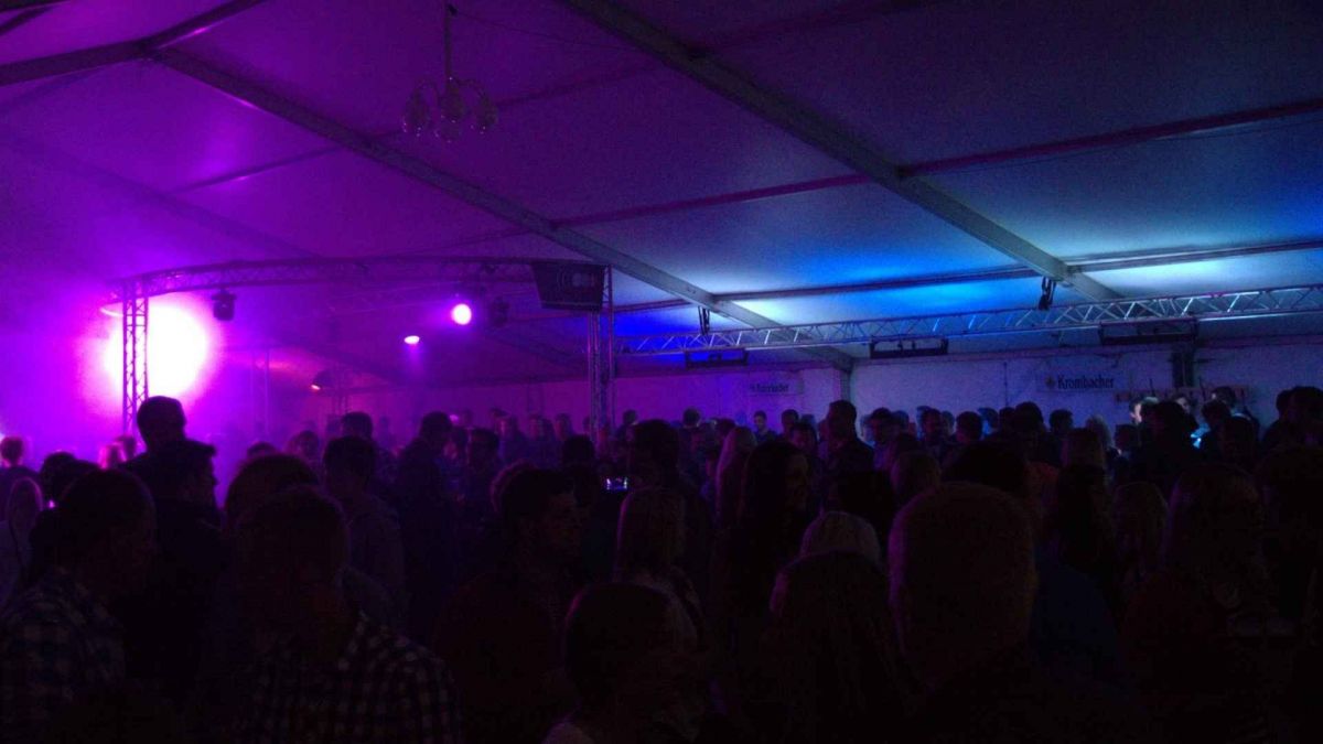 Rund 550 Besucher feierten bei der Veranstaltung Rock am Rasen. von s: Nils Dinkel