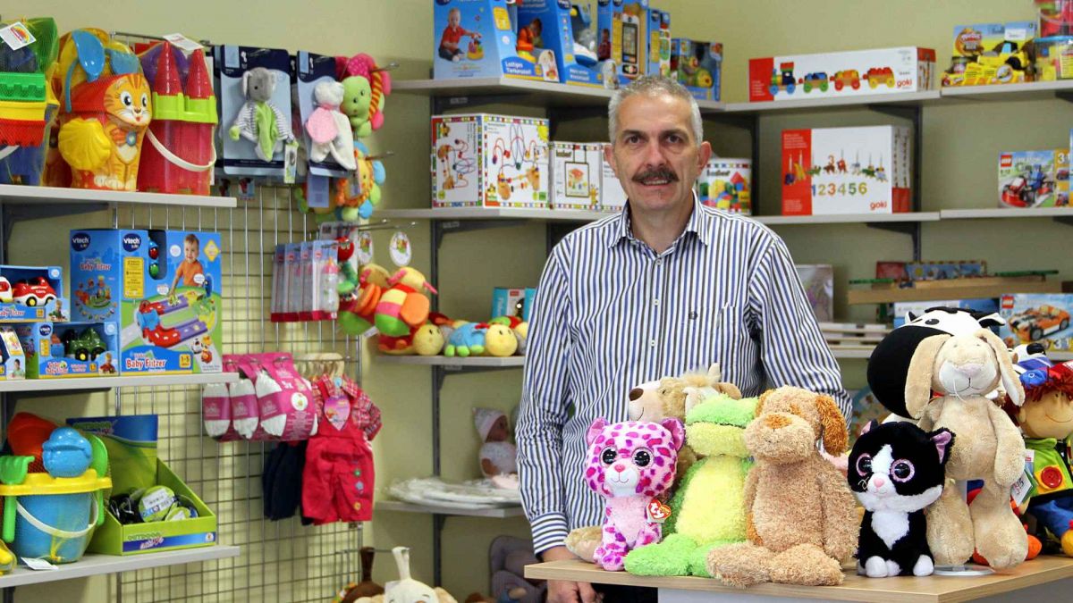Peter G. Beuth ist bereit: Am Montag eröffnet er sein Geschäft "Hello-24 Toys" in Altenhundem. von Kerstin Sauer