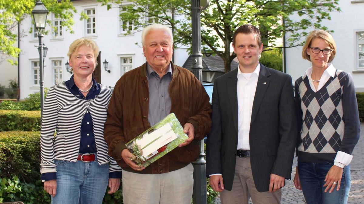 Aus den Händen von Barbara Wilkmann (l.), Alwine Samp (r.) und Frank Burghaus nahm Hermann Goebel ein Präsent entgegen.