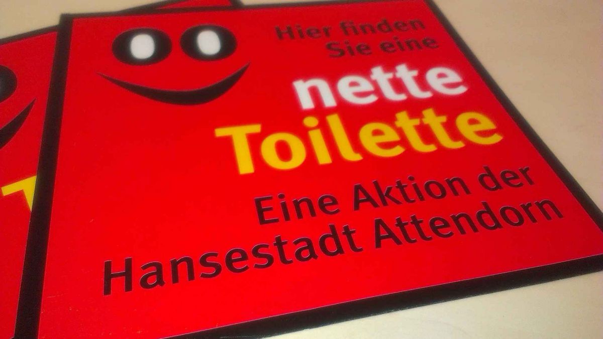 Finde ich hier eine „Nette Toilette“ in Attendorn? Dieser Aufkleber verrät es.