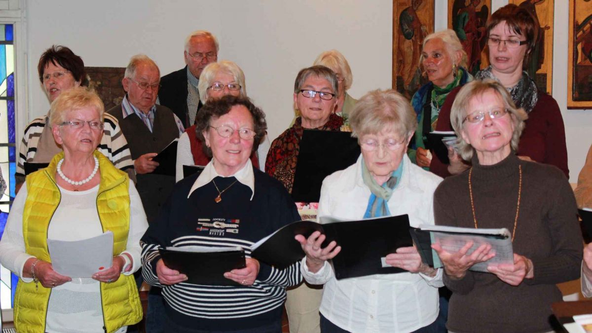 Der evangelische Kirchenchor aus Olpe nahm die Besucher mit auf eine musikalische Zeitreise.