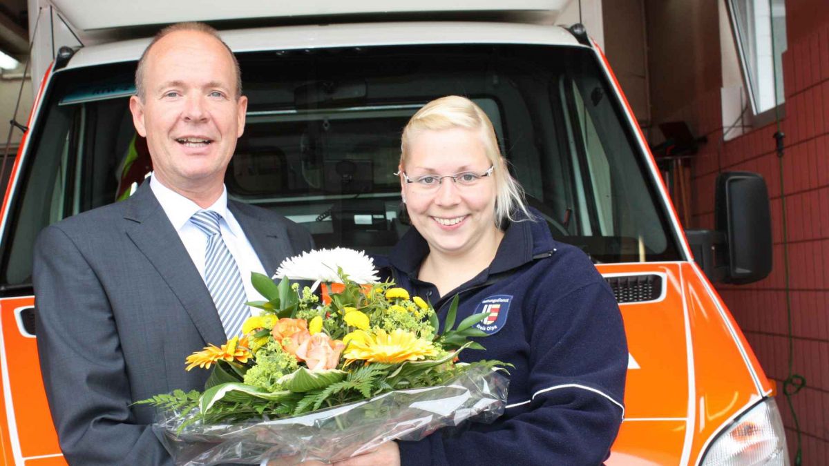 Kreisdirektor Theo Melcher überreichte Julia Hense an ihrem Arbeitsplatz einen Blumenstrauß. von Kreis Olpe