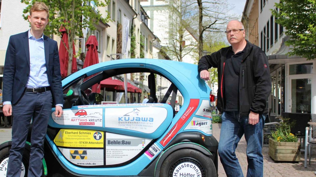 Mit dem Einsatz des städtischen E-Autos reduziert die Hansestadt Attendorn bereits Emissionen. Lars Schulze-Beusingsen (li.) und Attendorns Umweltschutzbeauftragter Martin Plückebaum hoffen auf eine rege Teilnahme an der Umfrage“.