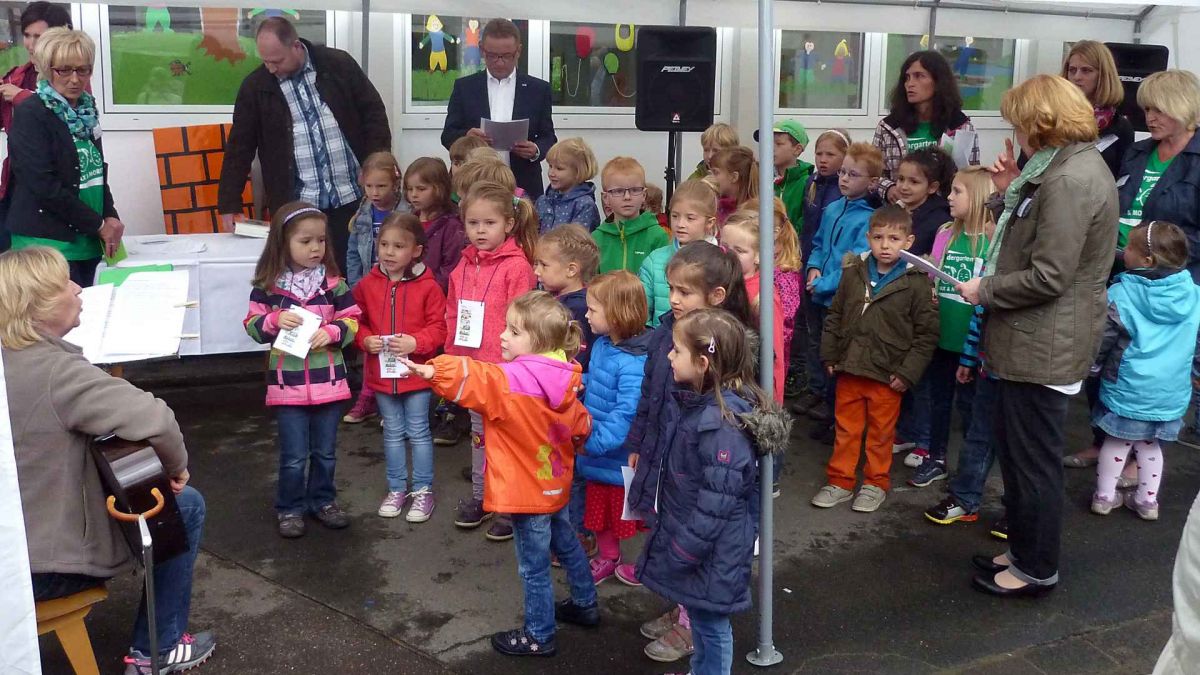 Ein Ständchen gaben die Kinder zum 40. Geburtstag ihres Kindergartens zum Besten.