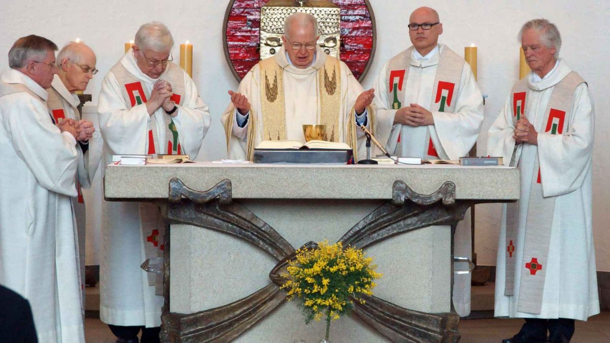 Die sechs Patres aus Maria Königin laden zum letzten Sonntags-Gottesdienst ein.