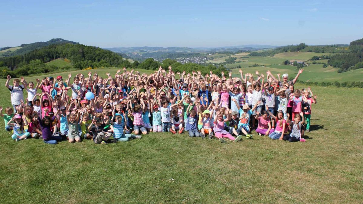 163 Schüler und zehn Lehrer wanderten durch die schöne Sauerländer Landschaft.