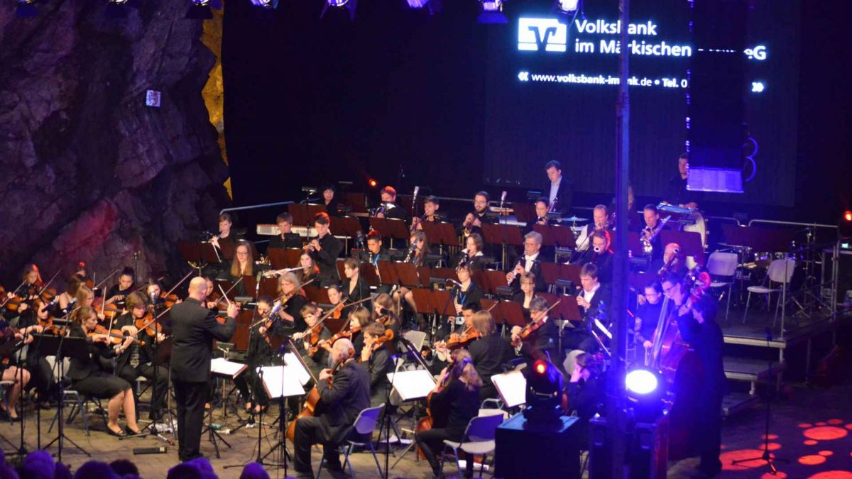 Das Jugendsinfonieorchester der Musikschule Lennetal präsentiert im Rahmen des Musikschulfestes Highlights aus Klassik, Musical und Filmmusik. von extern
