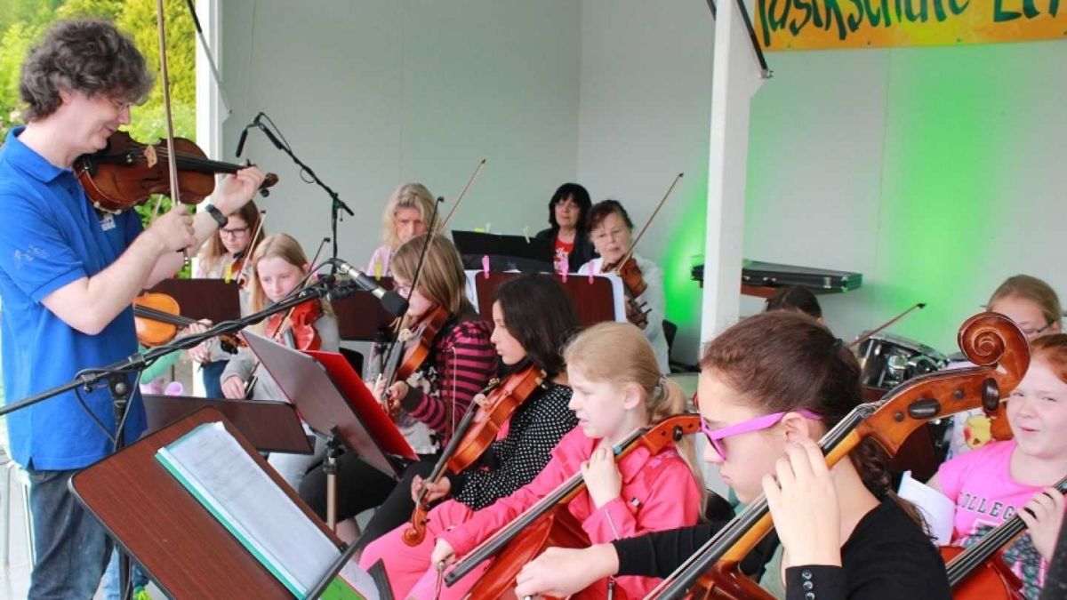 Die „Zauberlehrlinge“, das Kinderstreichorchester, eröffnete das Musikschulfest in Finnentrop. von s: Barbara Sander-Graetz
