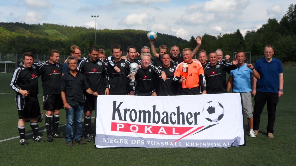 Freuten sich über den Gewinn des Ü40-Kreispokals: Die Fußballer des SV Attendorn.
