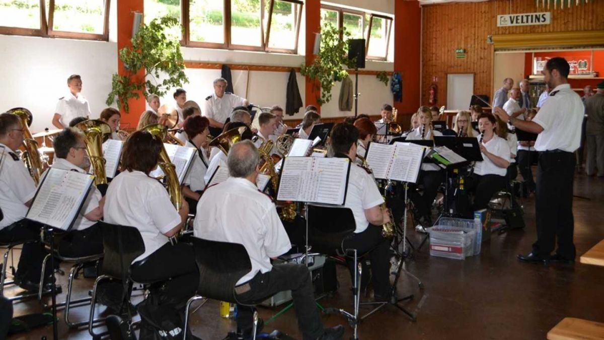 Der Frühschoppen beim Milchenbacher Schützenfest wurde musikalisch begleitet. von Ulrich Loerwald