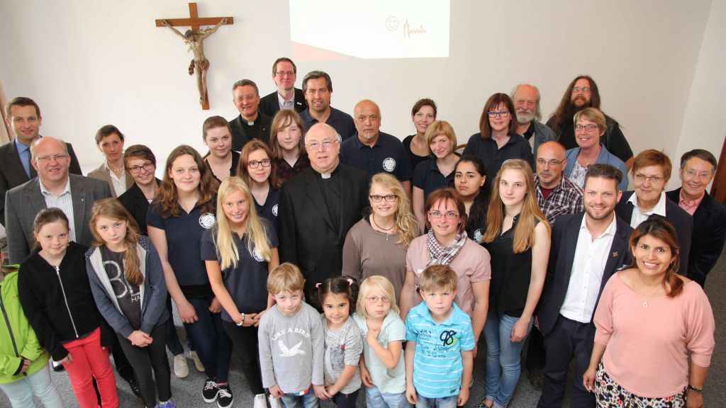 Sechs Schulen in kirchlicher Trägerschaft beteiligten sich mit sechs unterschiedlichen Beiträgen am diesjährigen SynErgeia-Wettbewerb. Erzbischof Becker lud Schüler und Lehrer als Vertreter der beteiligten Schulen zur Preisverleihung nach Paderborn ein.