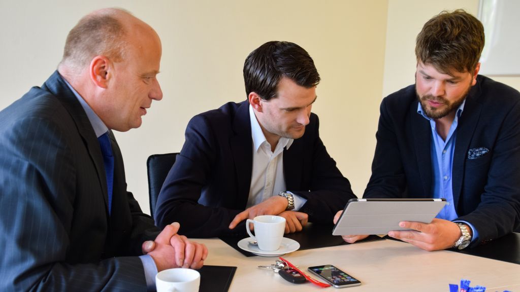 Johannes Vogel (Mitte) informierte sich im Gespräch mit Matthias Kramer (links, Geschäftsleitung) und Matthias Clever (Kreisredakteur) über die App LokalPlus. von s: Sven Prillwitz