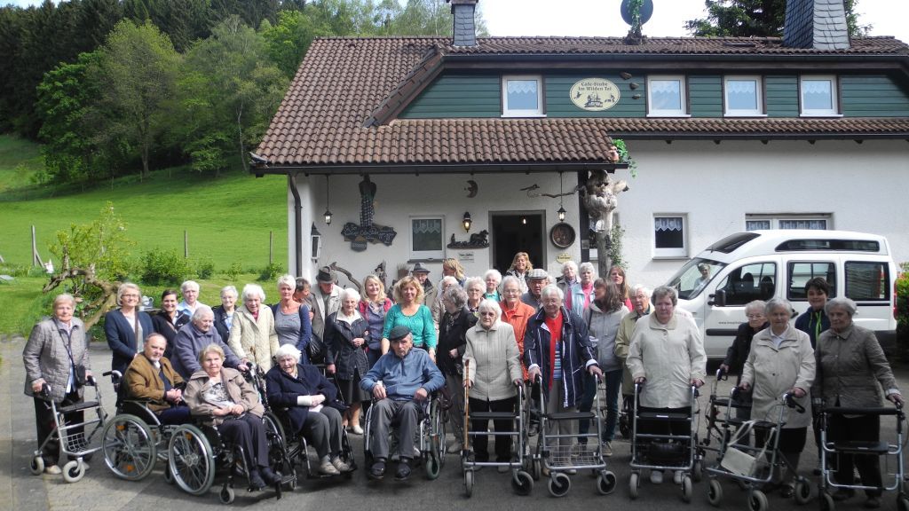 Die Reisegruppe genoss den ersten gemeinsamen Ausflug in der Café-Stube Stettner in Bruchhausen.