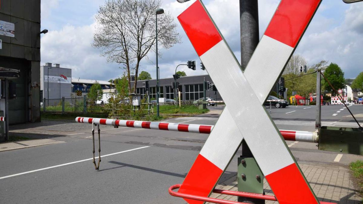 Kein Durchkommen: Der Bahnübergang „Am Wassertor" bleibt ab Freitag für sieben Wochen geschlossen. von Sven Prillwitz
