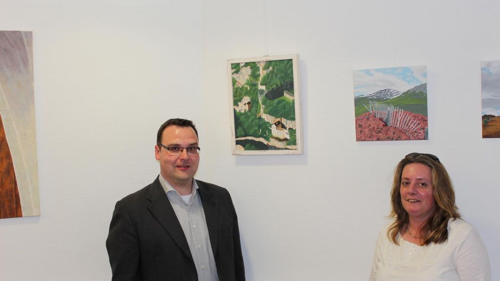 Der Beigeordnete Karsten Schürheck mit der Künstlerin Ruth Tilkes-Hüttmann bei der Eröffnung der Ausstellung. von Stadt Lennestadt