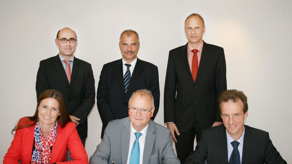 Vorne, von links:  Baudezernentin Judith Feldner, Bürgermeister Peter Brüser (Gemeinde Wenden), Bernd Clemens (Netzgesellschaft Wenden); hinten, von links: Heiko Witulski, Roland Schwarzkopf, Ingo Erhard (Bigge Energie).