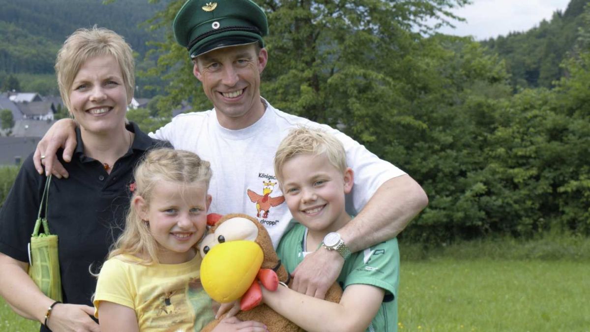 Das neue Königspaar Ralf und Kerstin Müller mit den beiden Kindern Jonas (10) und Lea (8). von s: Nils Dinkel