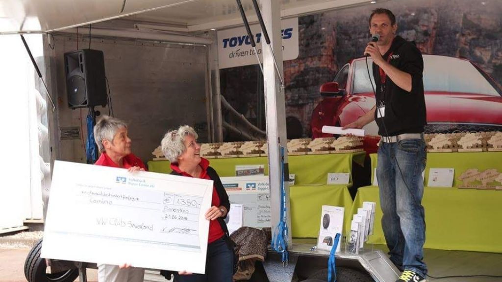Sigrid Schulte und Gertrud Dobbener nahmen den Spendenscheck der VW-Fans entgegen.