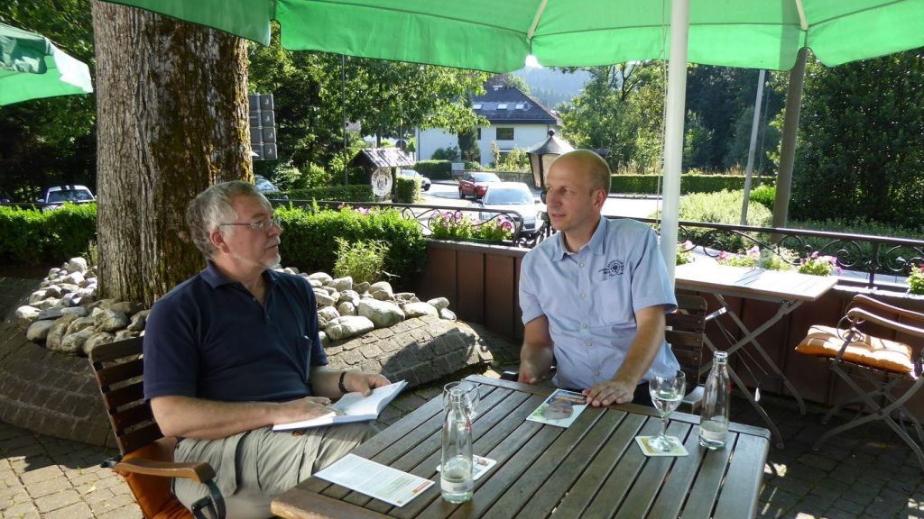 LokalPlus-Mitarbeiter Rüdiger Kahlke (links) im Gespräch mit dem Bürgermeisterkandidaten Uli Berghof. von s: Rüdiger Kahlke