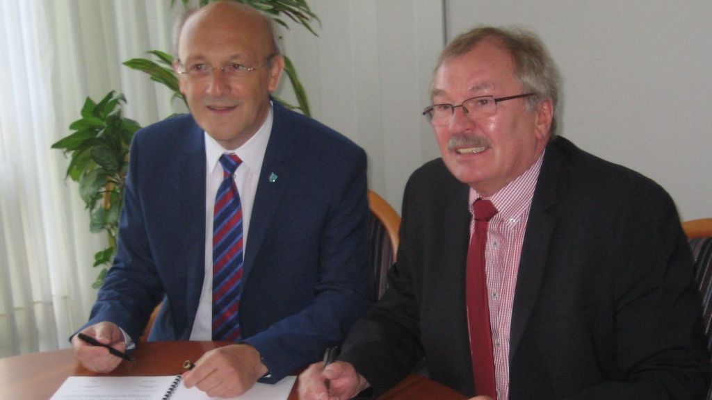 Finnentrops Bürgermeister Dietmar Heß (links) und Landrat Frank Beckehoff bei der Vertragsunterzeichnung.
