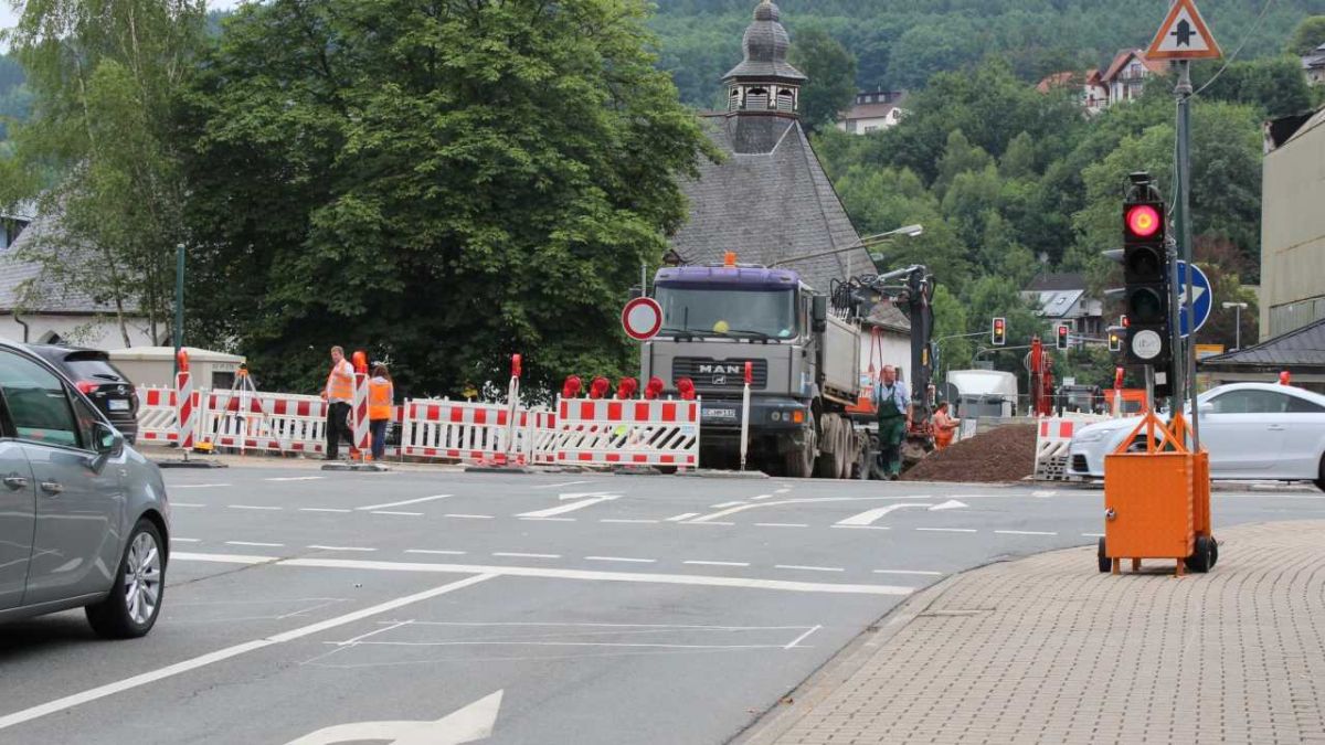 An der bestehenden Baustelle am Bahnübergang Wassertor in Attendorn kommt es am Wochenende 31. Juli bis 2. August zu einer halbseitigen Sperrung der Straße „Am Zollstock“. von Hansestadt Attendorn
