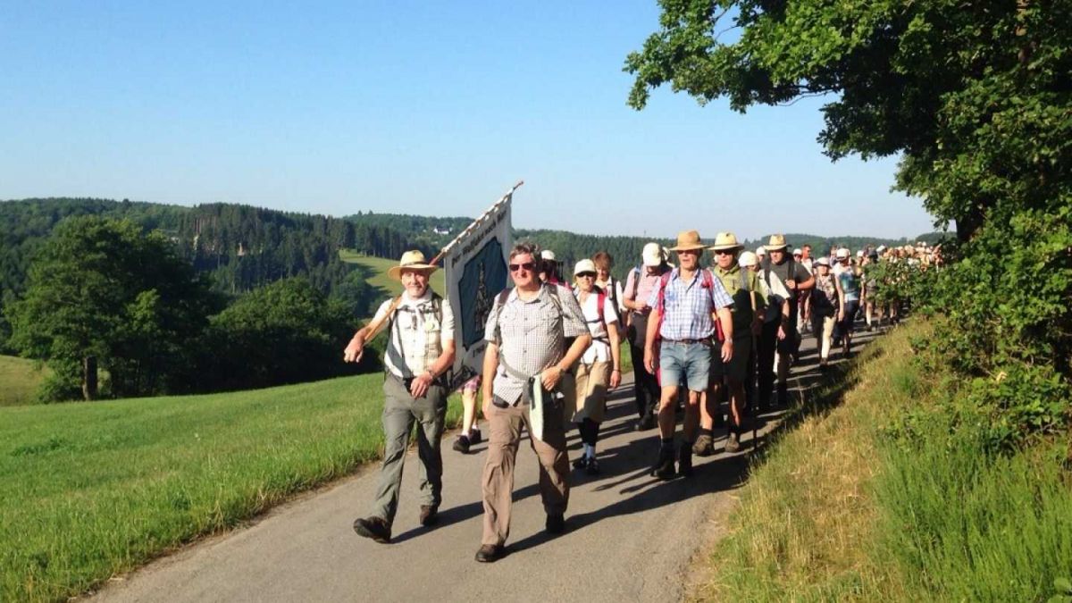Sonnenschein und Hitze begleiten die Wallfahrer nach Werl. Heute führt der Weg von Olpe nach Rönkhausen.
