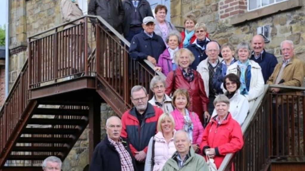 Mitglieder und Gäste des Heimatbundes Gemeinde Finnentrop vor der Historischen Brennerei Rönsahl. von R. Crummenerl
