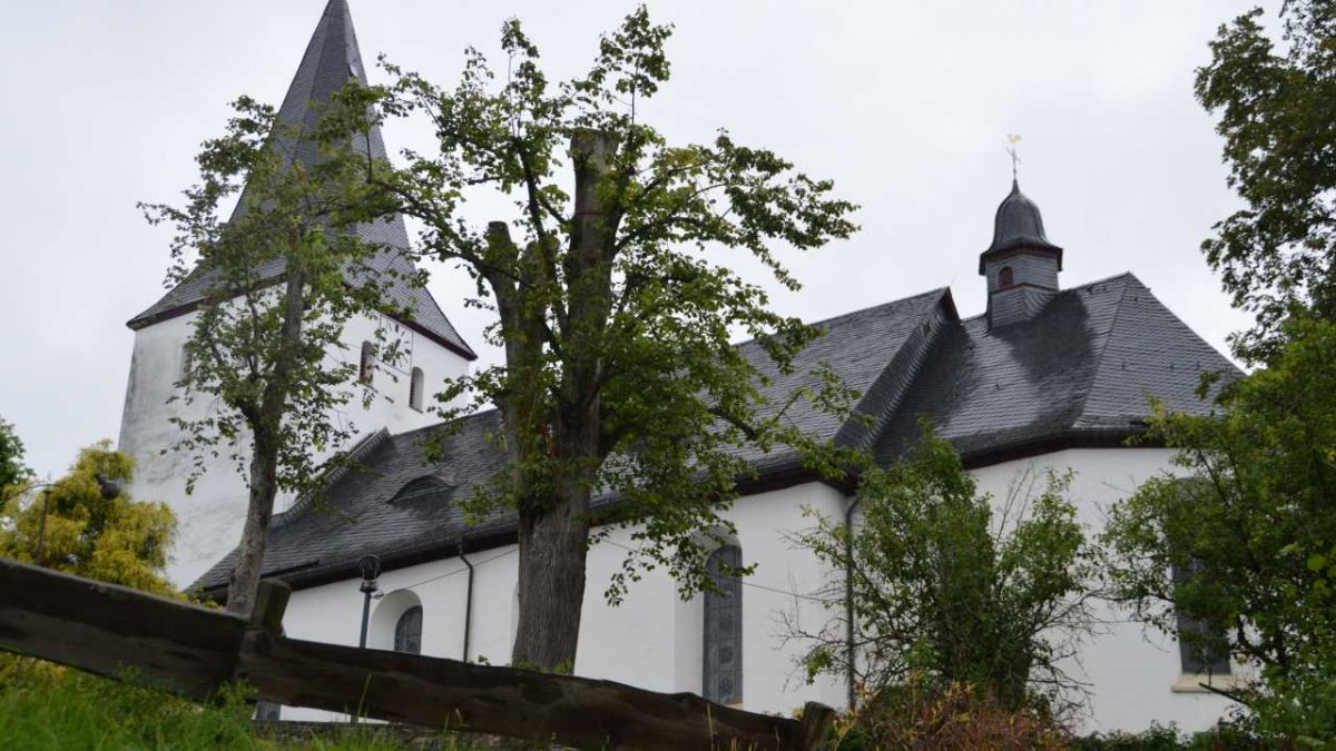 Die Pfarrkirche Mariä Himmelfahrt und ihre Vorgänger waren immer Dorfmittelpunkt. von s: Barbara Sander-Graetz