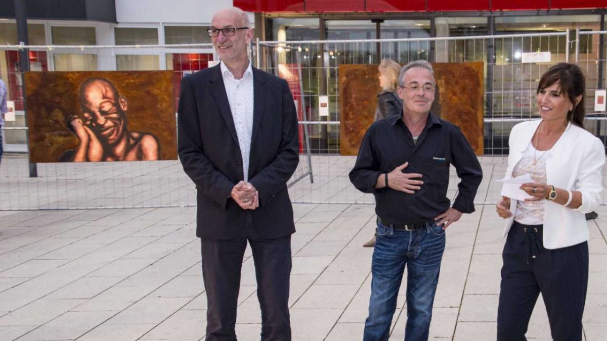 Stefan Hundt (links), Künstler Joachim Stinn und Gaby Selbach eröffneten die Ausstellung. von s: Nils Dinkel