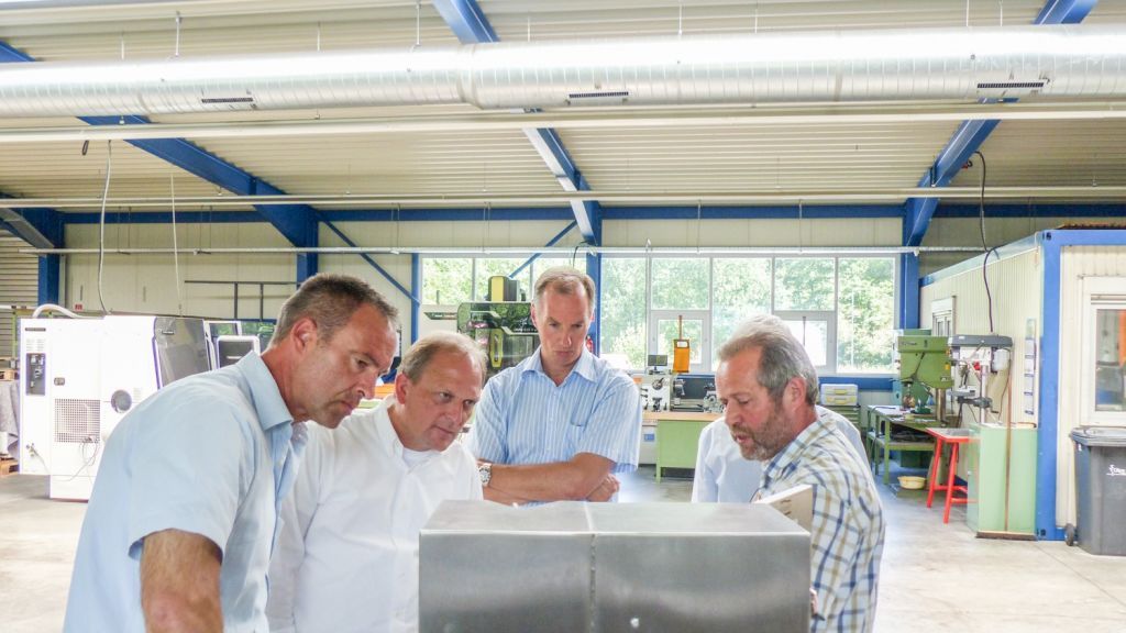Rolf Schütt (vorne rechts) zeigt Jochen Ritter, Lothar Sabisch (Kreistagsmitglied aus Oberveischede) und Matthias Heider seine Produkte. (verdeckt: Lothar Epe)