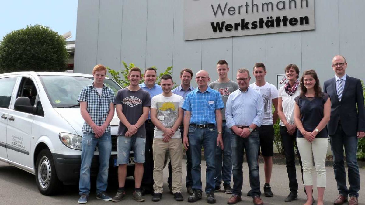 Das Foto zeigt die Verantwortlichen des Kooperationsprojektes der Werthmann-Werkstätten im Kreis Olpe und der Firma Viega in Attendorn mit den ersten Praktikanten.