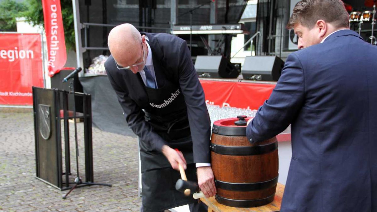 Erster Schlag ein Treffer: Bürgermeister Stefan Hundt - hier mit Jens Selter von der Krombacher Brauerei - weiß, wie man ein Fest eröffnet. von s: Kerstin Sauer