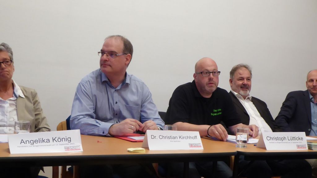 Podium - von links: Angelika König (SPD), Dr. Christian Kirchhoff (Moderation), Christoph Lütticke (unabhängiger Kandidat), Willi Voßhagen (Aktionsgemeinschaft) und Uli Berghof (CDU). von s: Rüdiger Kahlke