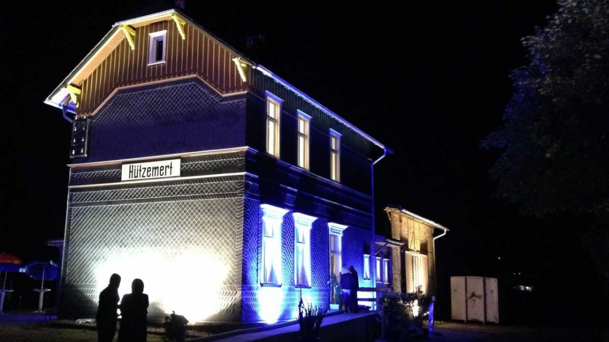 Ein stimmungsvolles Ambiente garantiert der alte Bahnhof in Hützemert – nicht nur nachts. von s: Drolshagen Marketing