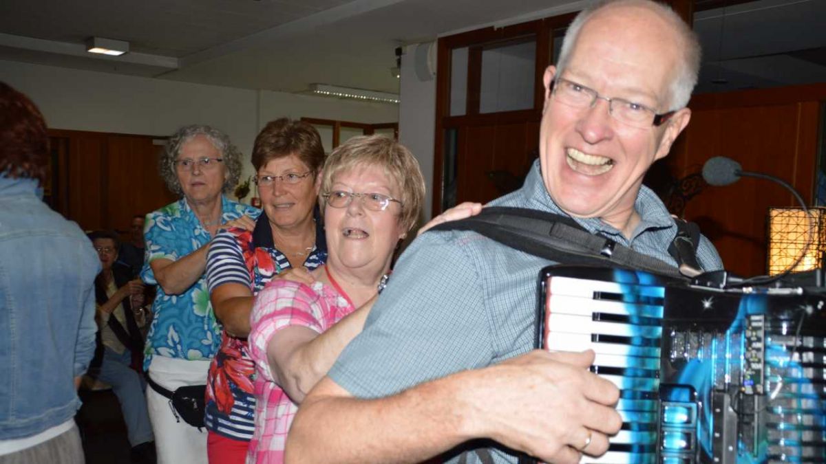 Manfred Klein aus Lennestadt startete auch eine Polonaise mit Bewohner und Gästen des Seniorenhauses.