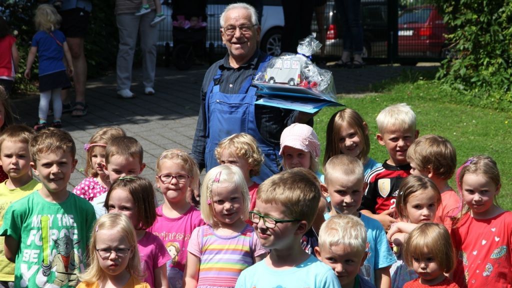 Die Heldener Kindergartenkinder verabschiedeten den langjährigen Kindergarten-Taxifahrer Martin Erlhof