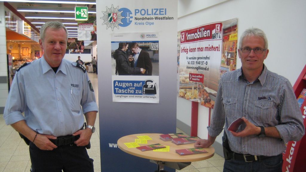 Das Bild zeigt PHK Georg Nieder (links) und KHK Michael Klein an einem Info-Stand in einem Olper Supermarkt an den Aktionstagen gegen Taschendiebstahl im vergangenen Jahr.