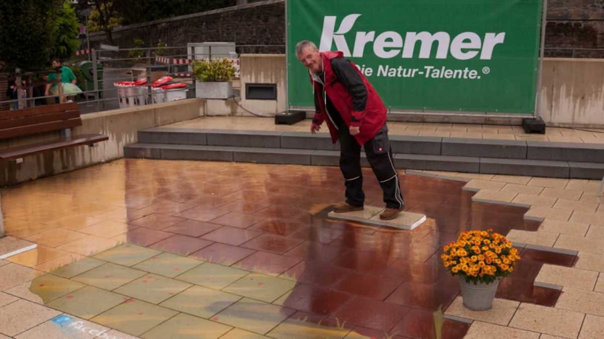 Auch bei Regen noch lange haltbar: das 3D-Bild von Wilfried Berg und Tochter Melina auf dem Marktplatz.