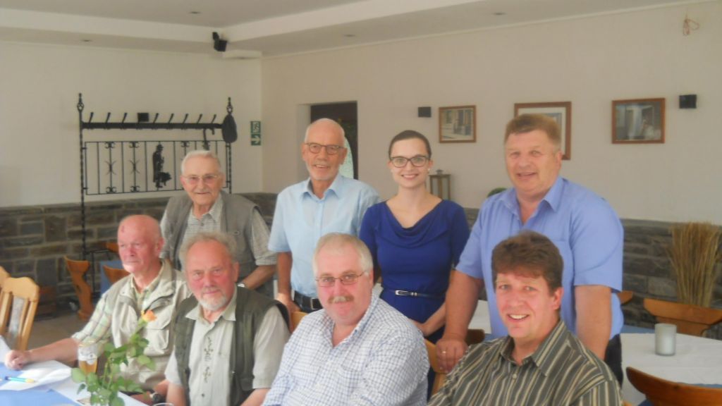 Der Vorstand der Fischereigenossenschaft (von rechts). Sitzend: Willi Stuff, Karl-Heinz Bundt, Wolfgang Solbach, Paul Sieler. Stehend: Tonis Rump, Heinz-Josef Niklas, Judith Lütticke, Jochen Sauermann.