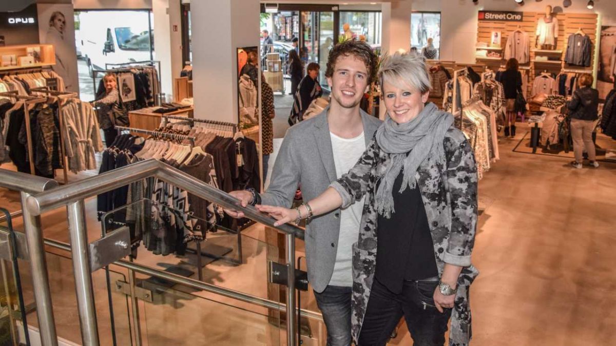 Daniel und Schwester Angelina Fischer eröffneten zusammen mit ihrem Vater Michael am Donnerstag, 3. September, das Modegeschäft in Altenhundem. von s: Matthias Clever